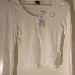 Fin långärmad top - Kan användas som Pyjamas top eller som en vanlig tröja, storlek XS, och den är aldrig använd, prislapp sitter på. 100% bomull! Hör av dig om du är intresserad så skickar jag den så fort jag kan💕