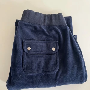 Marinblåa Juicy Couture byxor  - Marinblå Juicy Couture byxor, säljs då dom aldrig används.