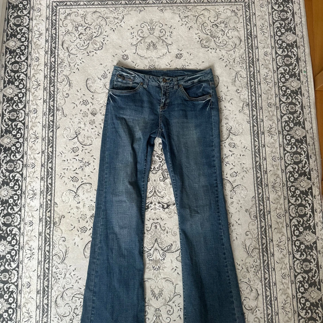 Blå bootcut jeans med dragkedjedetaljer - 2