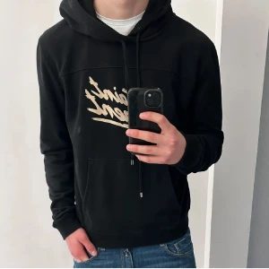 Saint Laurent Hoodie - Säljer nu en super skön ysl hoodie. Bara tröjan medföljer och inget og! | Storlek M men passar även S | Vid minsta fundering så är de bara att höra av sig!