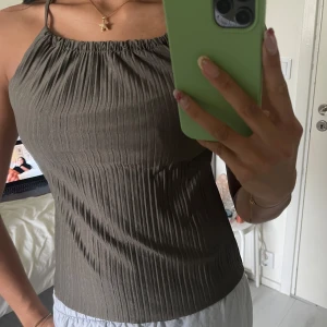 Sommar topp - En lättare liten tröja som är öppen i ryggen. Den är ju perfekt till sommarn och har aldrig kommit till snvändning😄 Passar både s & m