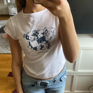 Två Vita croppad t-shirt med tryck från Subdued - Två vita croppade t-shirts från Subdued. Ena har ett tryck med tre nallebjörnar med text ”chilling whit besties” den andra har ett tryck med en leopard. Båda är kortärmade och i mjuk bomull. Perfekta för en chill och trendig look. 100 sek för en tröja och 200 sek för båda