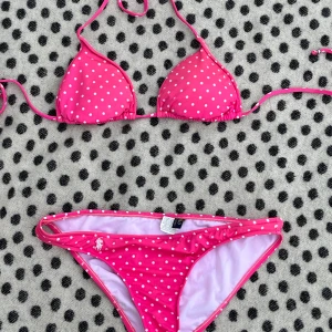 Rosa prickig bikini👙 - Prickig, rosa bikini från Ralph Lauren! Så fin🌞🩷storleken upplevs som S!