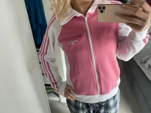 adidas tröja - jättecool vintage tröja från adidas  , brukar vanligtvis ha S. (Inte min bild)