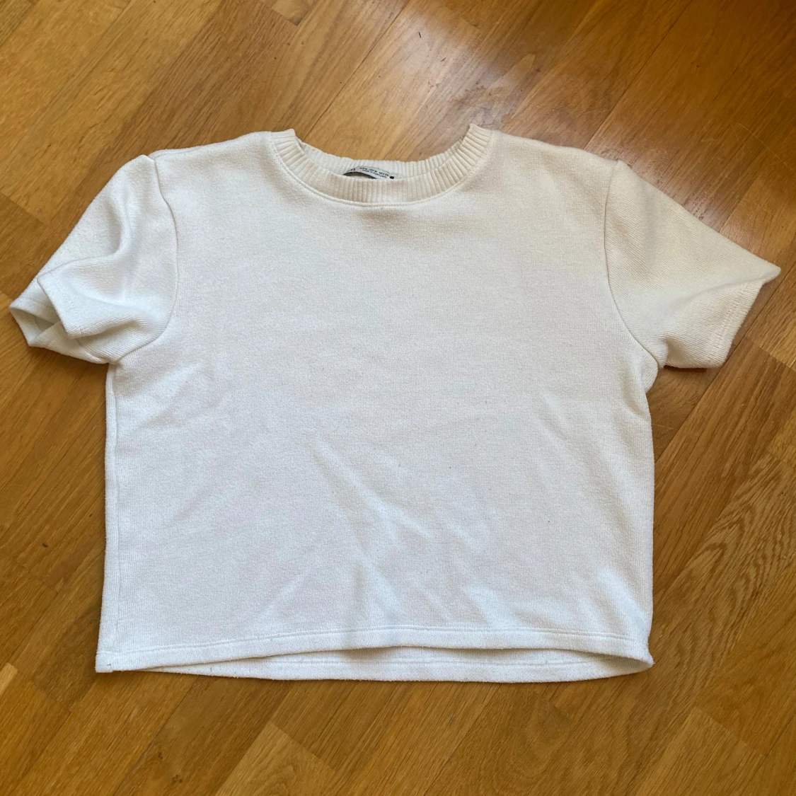 Vit stickad kortärmad tröja