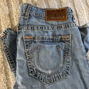 True religion jeans - Så snygga! Rak i modellen med en slitning på knät, och en liten knapp i fickan som lossnat, vilket inte alls syns 🌟 annars i utmärkt skick! Midjemått: 45 innerbenslängden: 86
