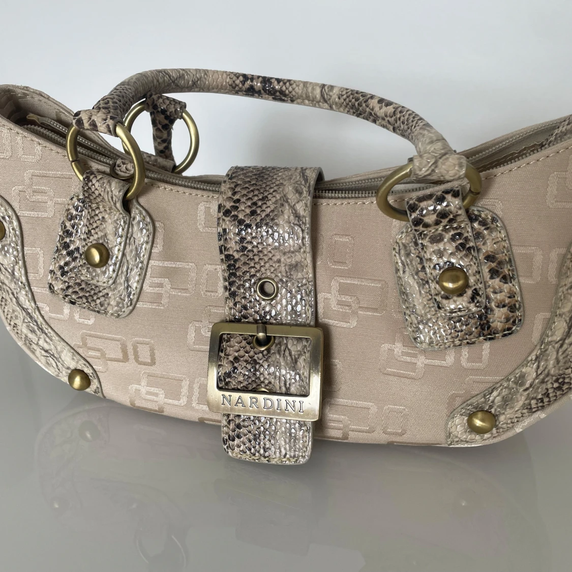 Beige axelväska från Nardini med ormmönstradedetaljer  - 1