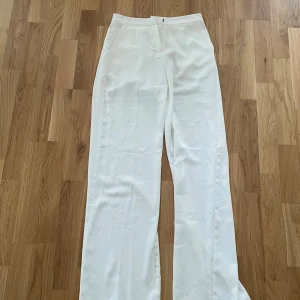 Vita kostymbyxor Nelly - Kostymbyxor från Nelly, tror inte de finns att köpa länge.. mycket bra skick! 