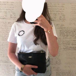 Tröja från moncler  - .säljer denna nästan helt nya moncler T-shirten. Använd en gång. Storlek S 1200kr 
