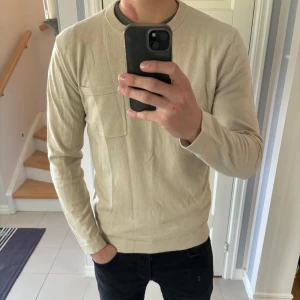 Riley tröja - Snygg beige Riley stickad tröja. Han på bilden är 186 kg och väger Tveka inte vid minsta fråga eller fundering och pris ej hugget i sten