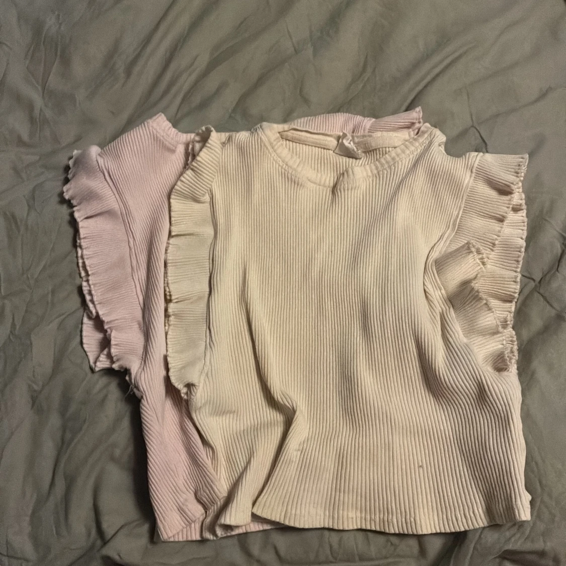 Ribbade toppar med volangärmar
