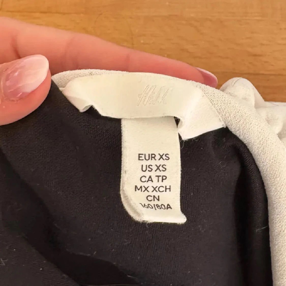 Svart och vit oneshoulder topp med volang från H&M - 1