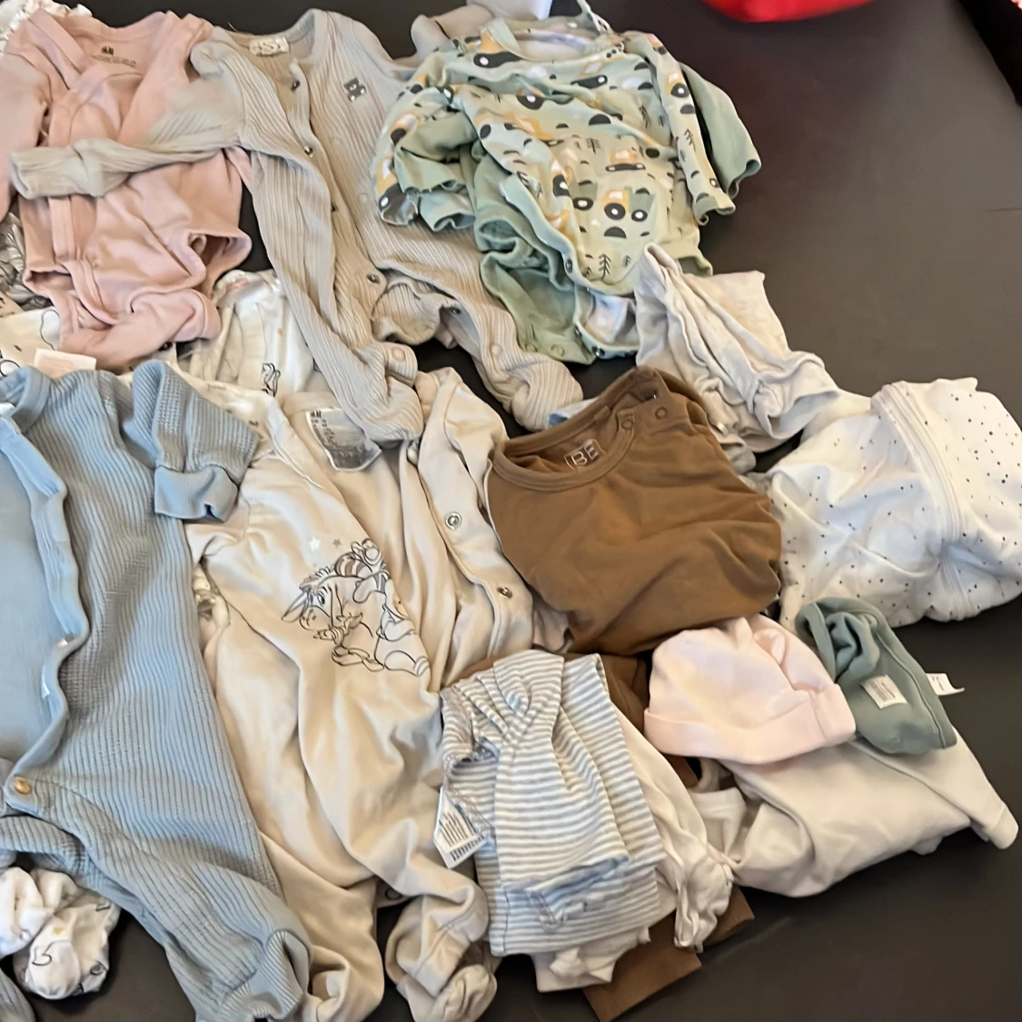 Kläder för bebisar från 1-3 månader från HM, Lindex, newbie, allt för 500kr  - 2