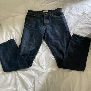 Jeans från Jack and Jones  - Säljer 3 par klassiska jeans från Jack and Jones av modellen relaxed chris. Perfekta för en stilren vardagslook. Nästan helt nya. Kan även säljas separat