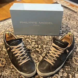 Marinblå Philippe model prsx  - Säljer mina Philippe model på grund av att jag tröttnat på dem. Använda ett tag men fortfarande i ett tillfredsställande skick!