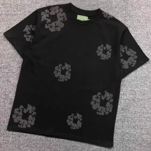 Svart t-shirt från denim tears  - Säljer en svart t-shirt med gråblommigt mönster. T-shirten har rund hals och korta ärmar. Perfekt för dig som vill ha en stilren men ändå unik look.