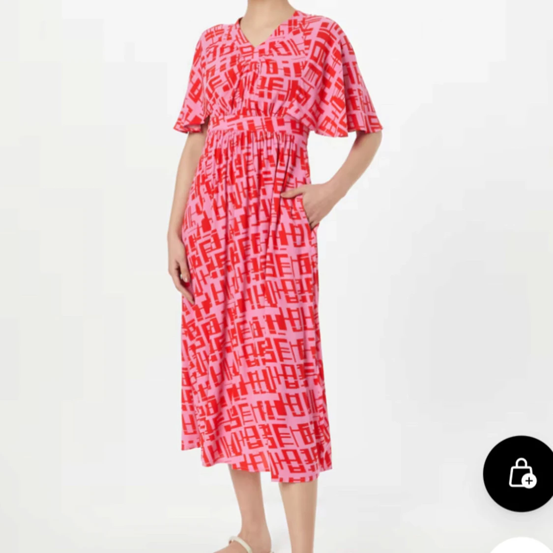 Rosa och röd mönstrad klänning med volangärm