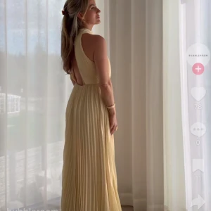 Ljusgul plisserad långklänning från Bubbleroom - Plisserad långklänning, med hög slit på sidan. Klänningen är lång på mig som är 170, o perfekt med klackar på. ❤️skriv vid frågor! Aldrig använd.