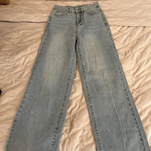 Ljusblå raka jeans från SHEIN - Säljer ett par ljusblå jeans från SHEIN i rak modell. Jeansen har klassisk femficksdesign, hög midja och raka ben. Perfekta för en avslappnad och trendig look.