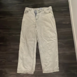 Big Boy, Ljusblå jeansbyxor - Säljer mina ljusblåa Big Boys. Köpte dom nya och använde dom några få gånger innan jag glömde bort dom i garderoben. Tror någon annan kan ha bättre användning av dom än mig.