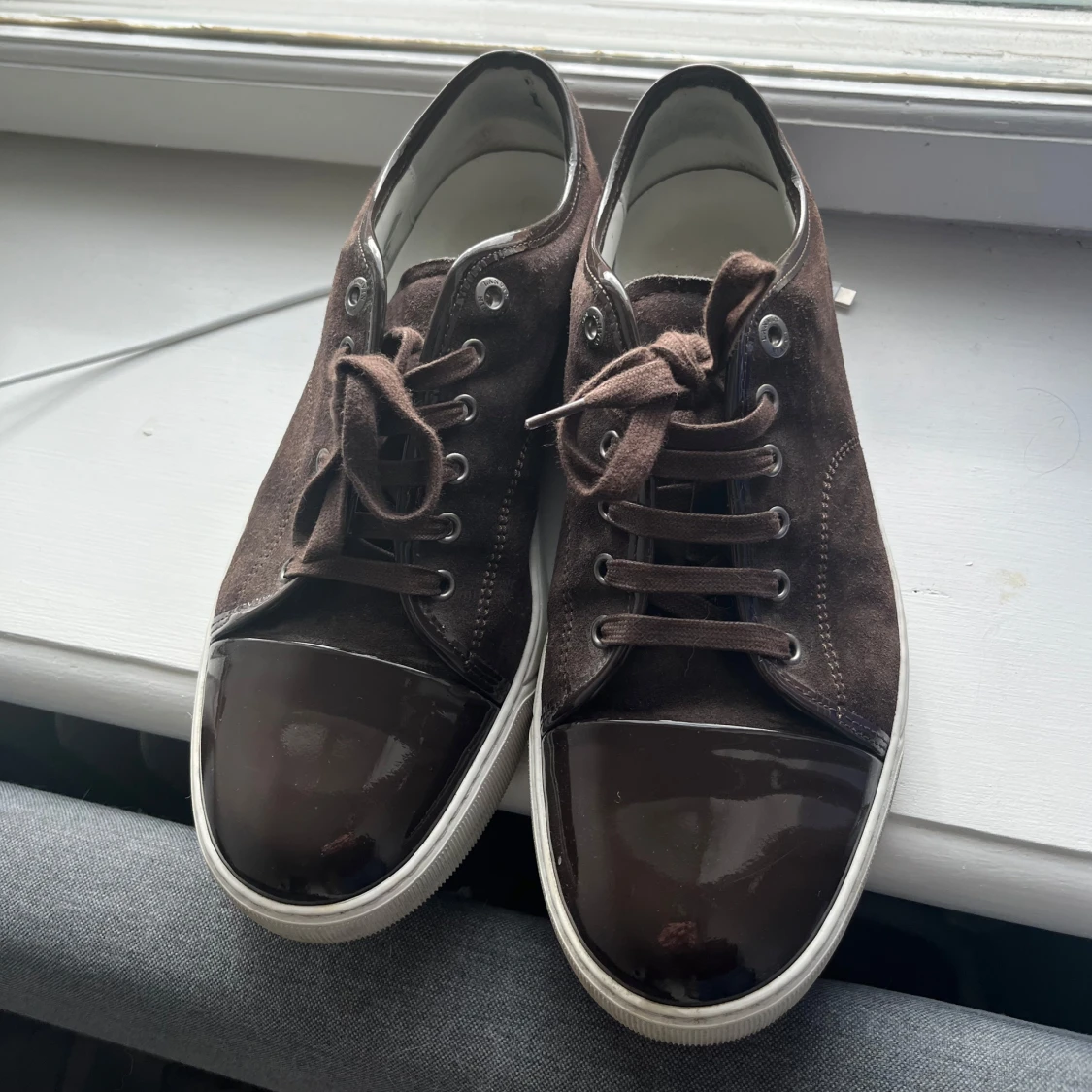 Bruna sneakers från Lanvin med lackad tå - 1