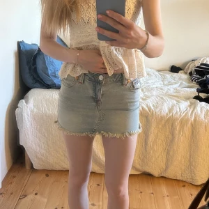 Nyskick Ljusblå jeanskjol från True Religion strl W25 - Använd 1 gång, strl W25 från True Religion inköpt för 1099kr i somras 