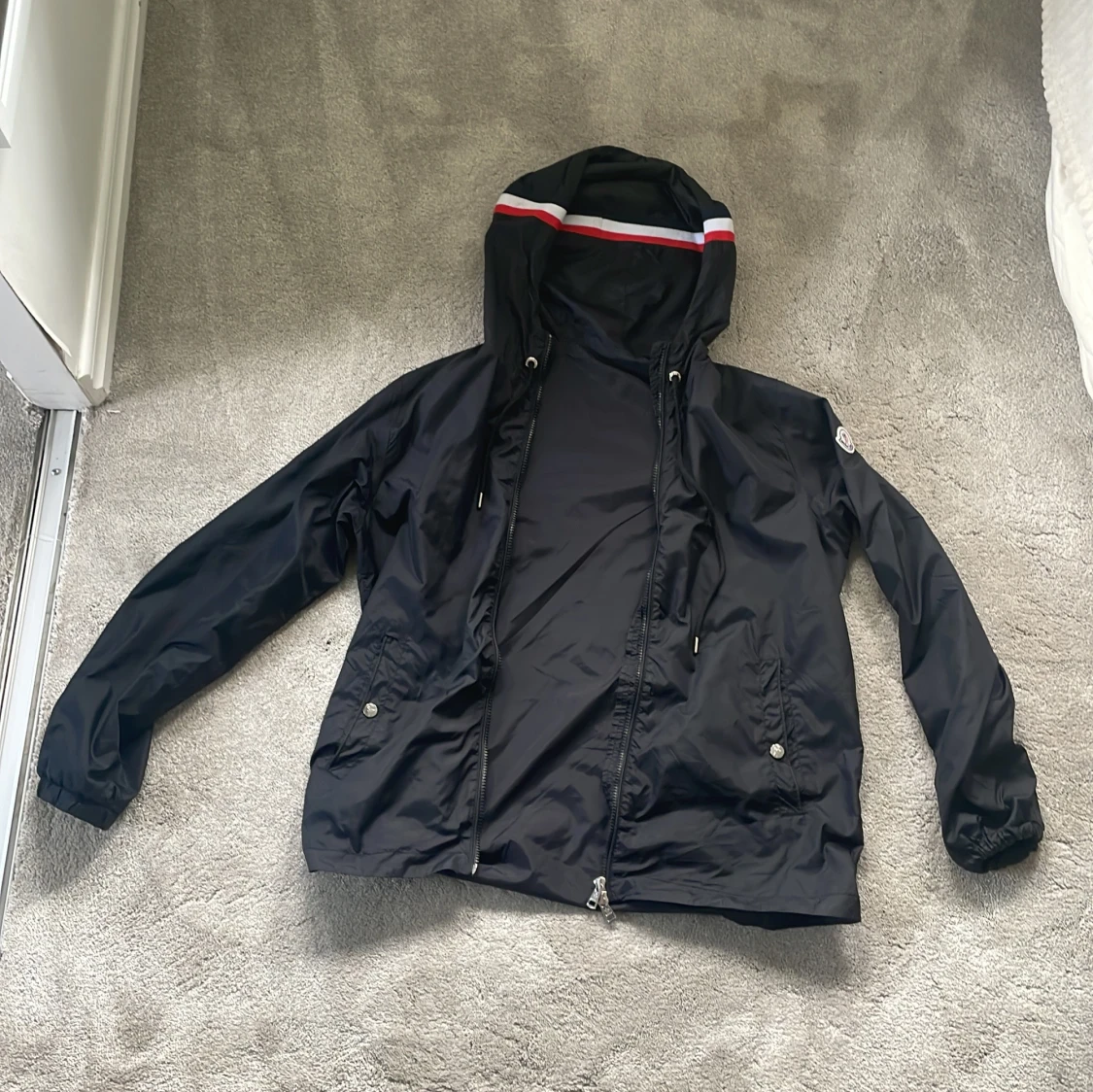 Svart vindjacka med huva från Moncler - 3