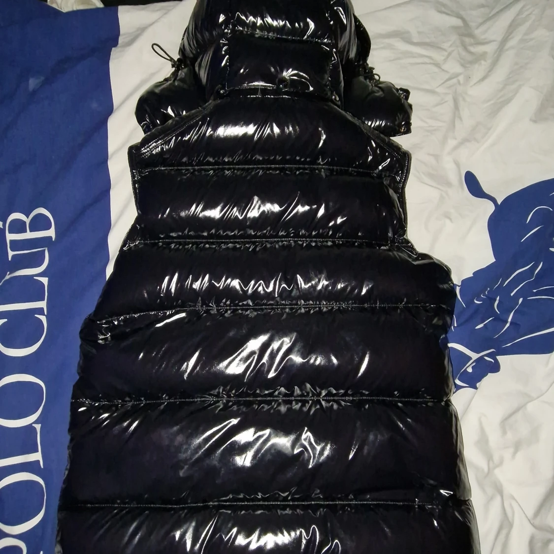 Svart glansig dunväst från Moncler - 1