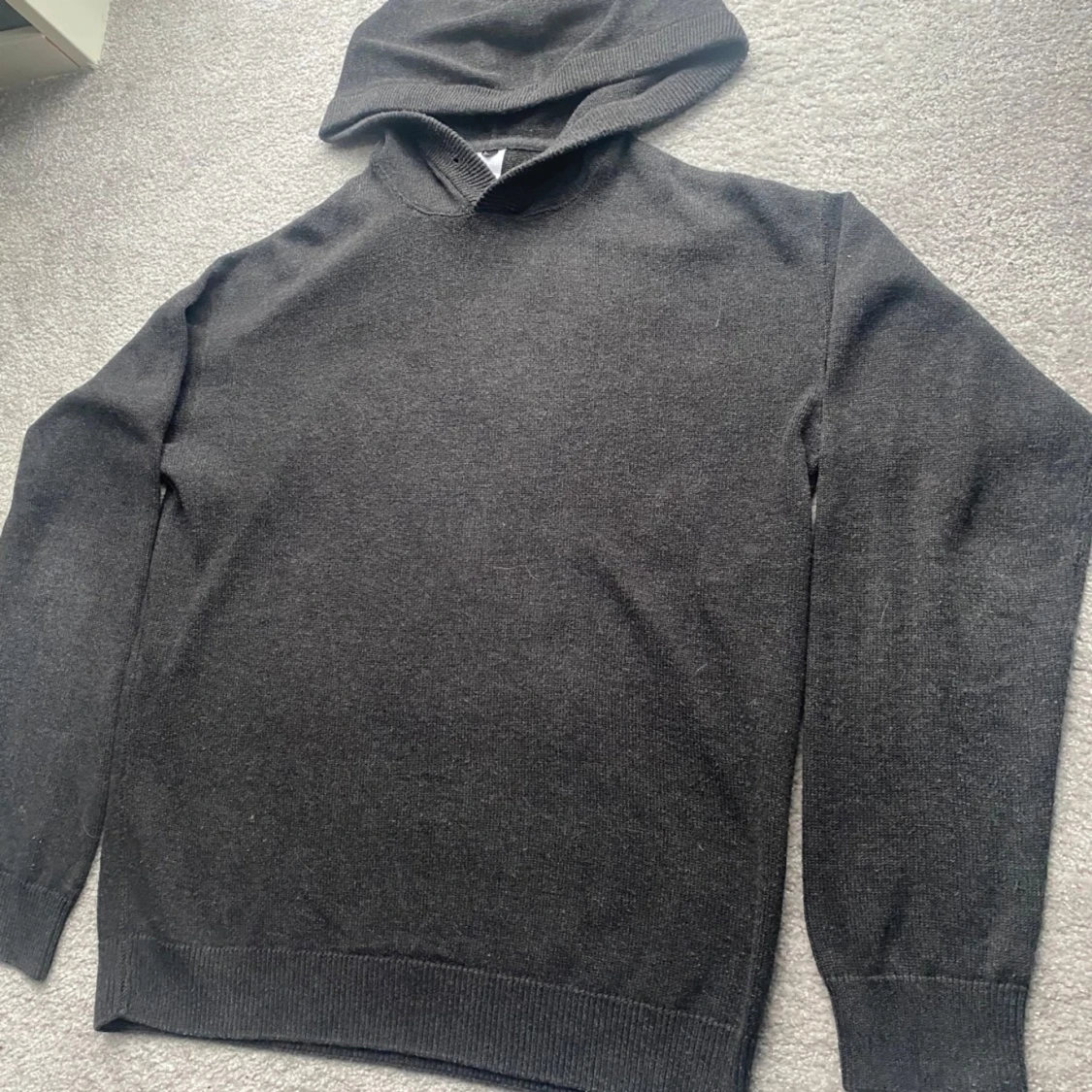 Mörkgrå stickad hoodie - 1