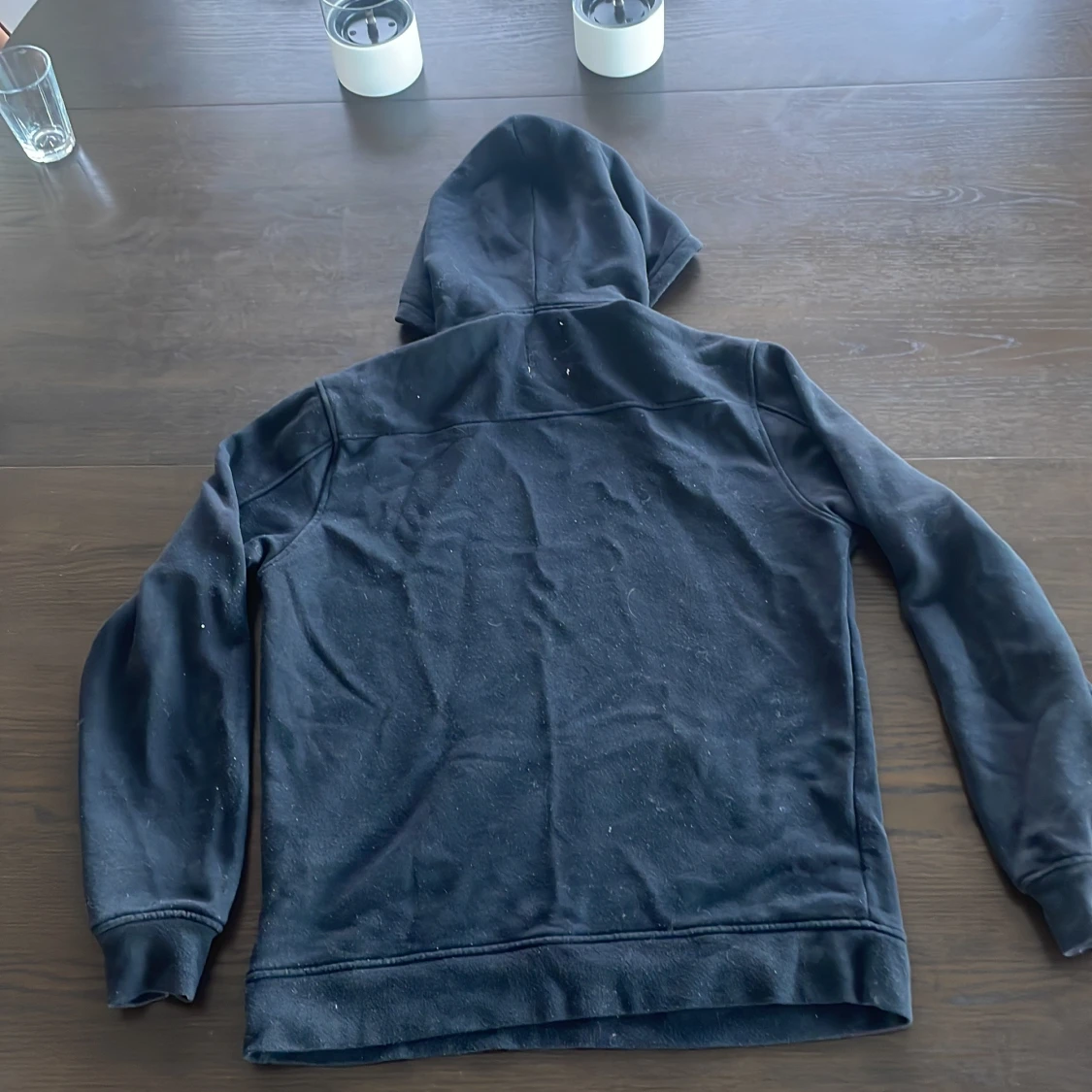 Svart hoodie med ficka - 1