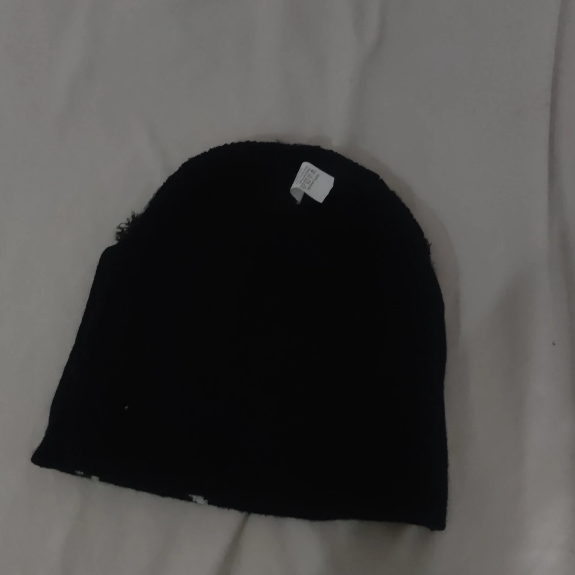 Svart mössa med spindelnätsmönster - 2