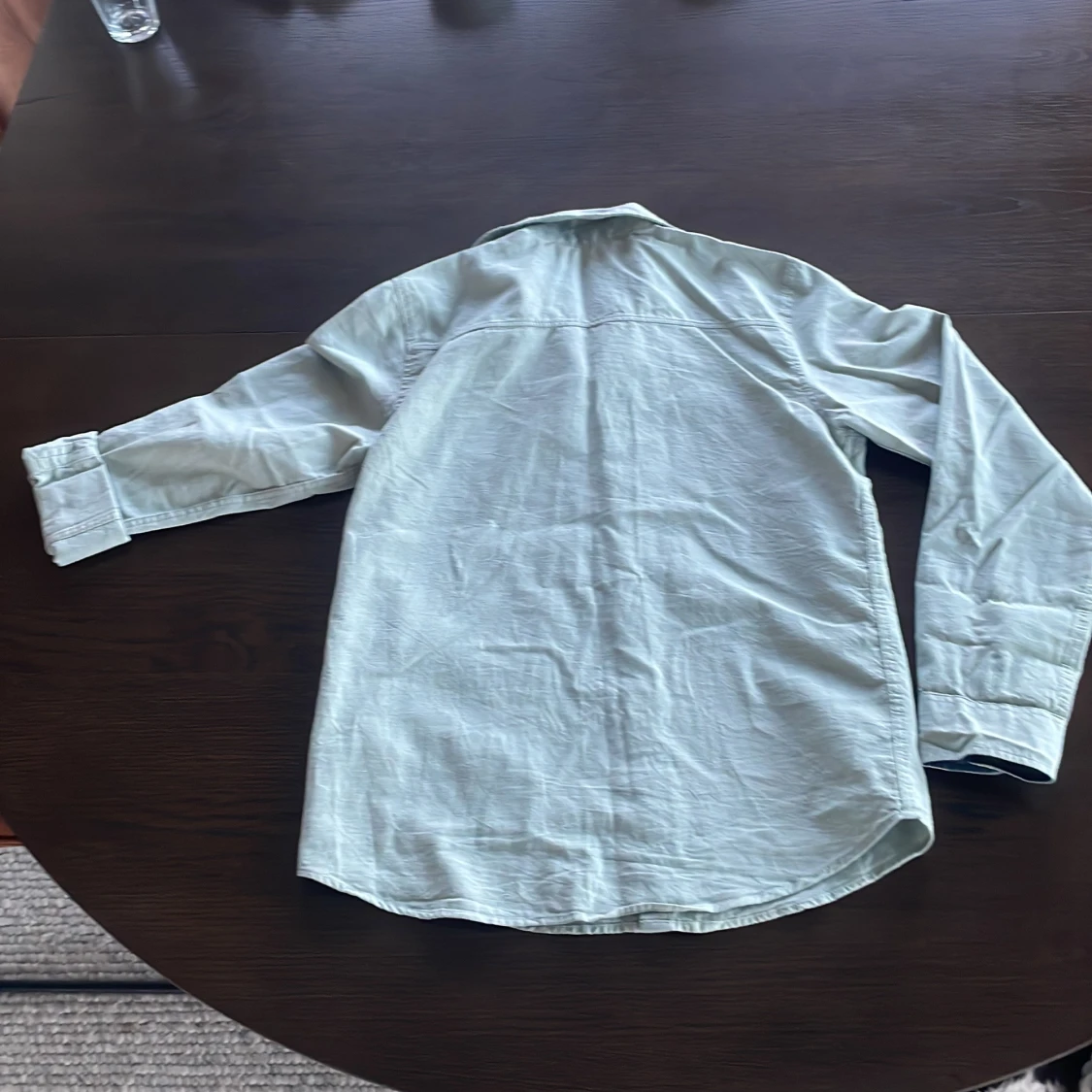 Ljusgrön skjorta med krage - 1