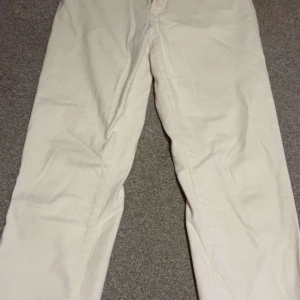 Beiga jeans - Säljer ett par klassiska beiga chinos med normal passform. Byxorna har dragkedja och knapp i midjan och raka ben. Perfekta till vardags eller när du vill vara lite mer uppklädd.