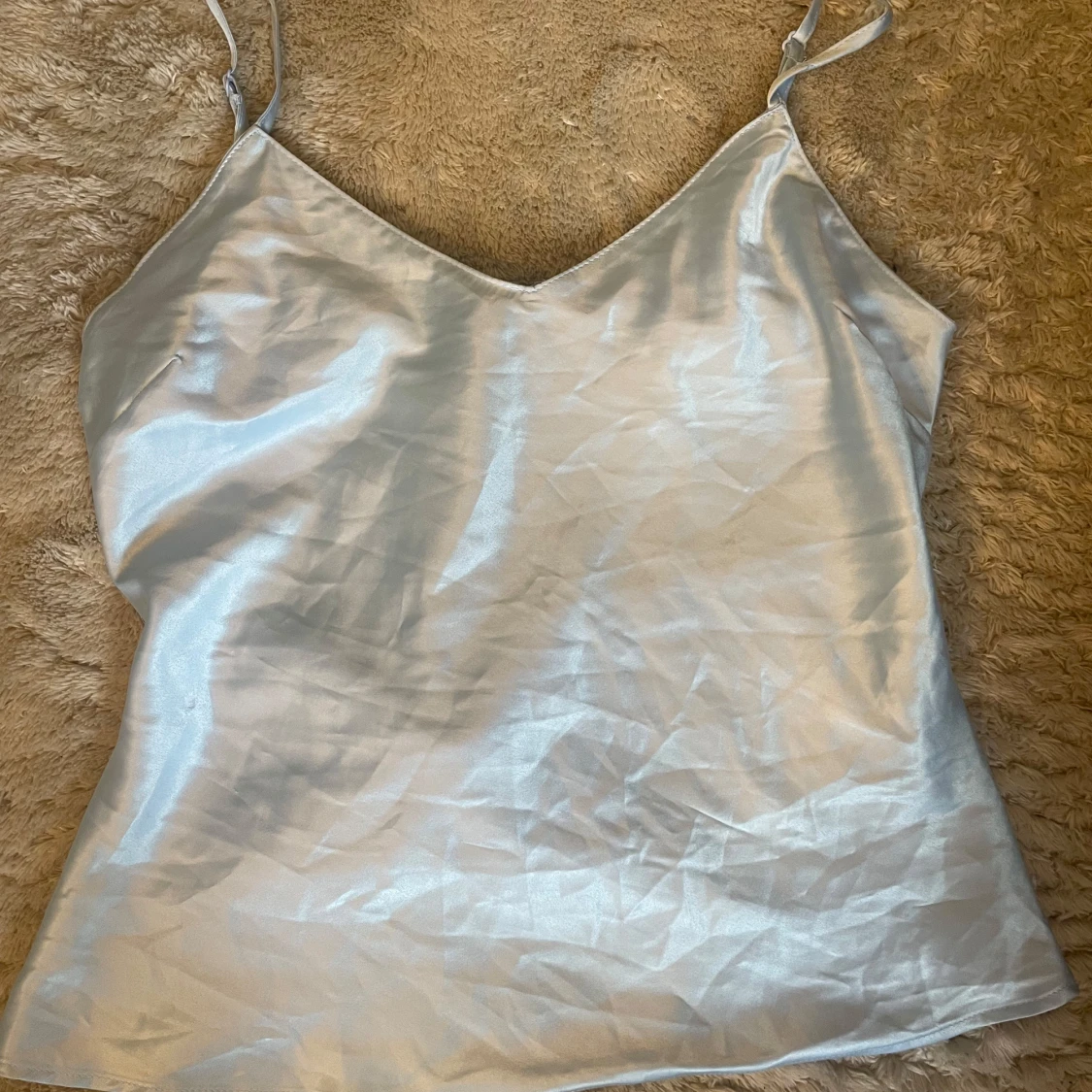 Ljusblå satin linnetopp