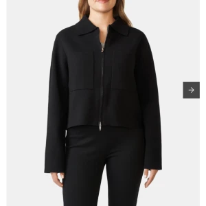 Åhléns cardigan  - Svart cardigan från Åhléns. Nypris 600kr. Använd fåtal gånger 