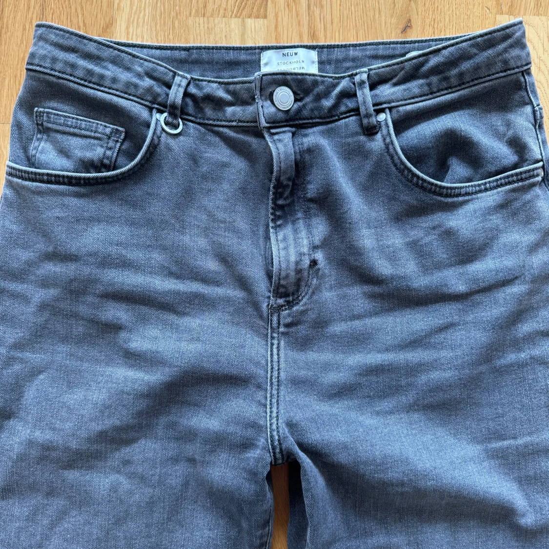 Grå jeans från Neuw, modell Lola