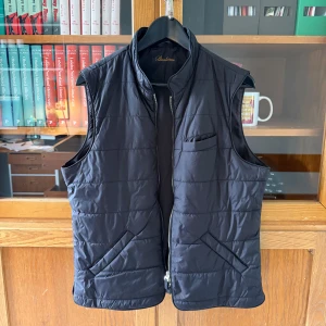 Stenströms väst - Svart väst ifrån Stenströms i toppskick, endast använd 3 gånger. Storlek M men passar även S. Nypriset ligger på cirka 2.800 på CareOfCarl. Mackan Rolf äger en likadan!                                Fler bilder löses i DM!