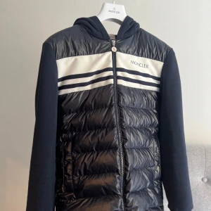 Moncler cardigan navy - Moncler cardigan som är använd sparsamt. Jackan är köpt på NK och kvitto finns. Storlek S