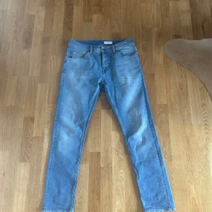  jeans Tiger of Sweden - Säljer ett par klassiska ljusblå jeans från Tiger of Sweden. Jeansen har fem fickor, raka ben och normal passform. Perfekta för dig som gillar stilrena och tidlösa jeans med snygg tvätt. W31 L34
