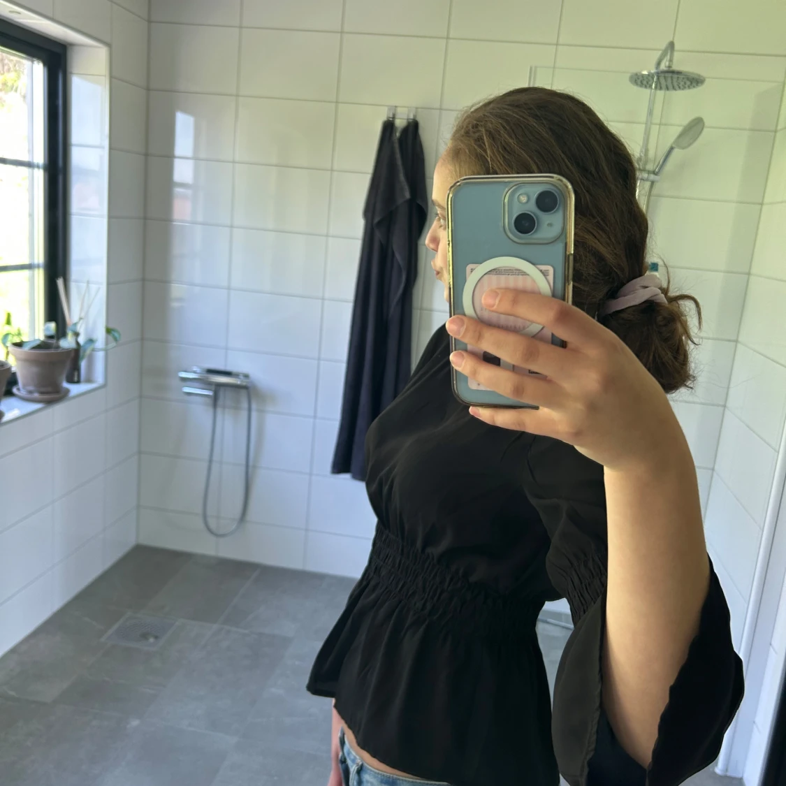 Svart blus med volangärm - 1