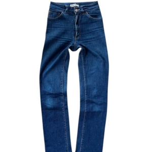 Acne Jeans - Snygga blå jeans från Acne Jeans med klassisk femficksdesign och raka ben. Midjan är 70 cm runt om och innerbenslängd är 78 cm. 