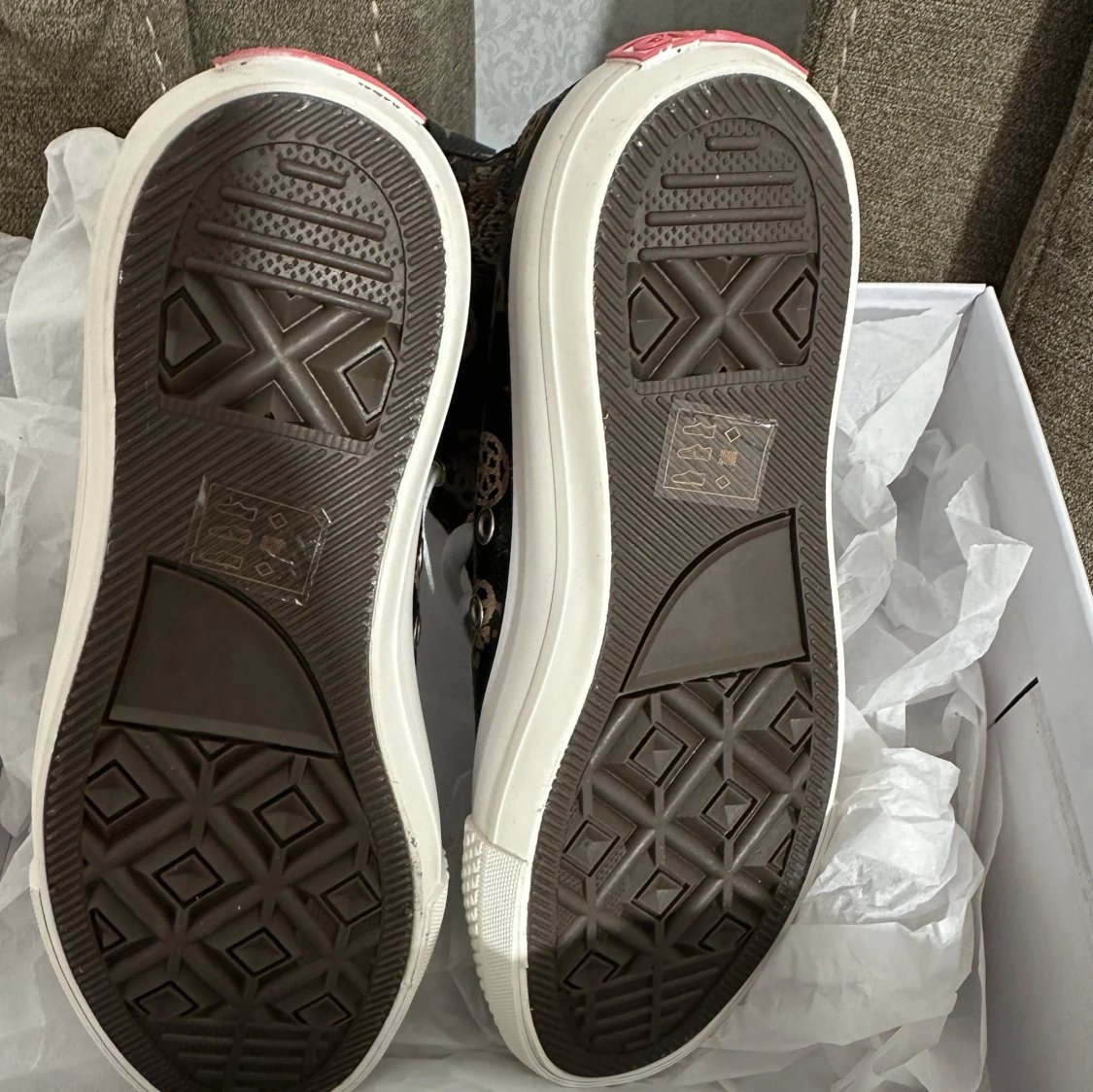 Svarta sneakers med mönster från Guess - 3