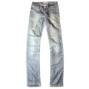 Acne jeans - Säljer ett par snygga blå jeans från Acne i modellen Hep Matrix. De har en klassisk femficksdesign och är tillverkade i bomull med lite stretch för extra komfort. Perfekta för både vardag och fest! 🕺