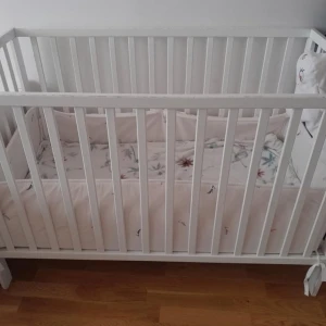 Barnsäng - Barnsängen inklusive följande tillbehör - madrass,  lakan, kudde. Innermått 60×120. Färgen på träet har dock fått pyttelite skav på några ställen.  Finns i Hageby