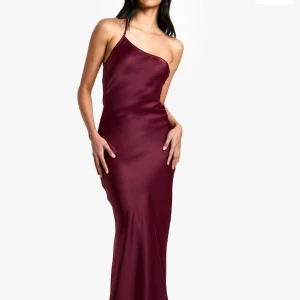 Balklänning - Säljer denna fina balklänning då jag inte tyckte att den passade mig, prislappen sitter kvar och den är aldrig använd! Storlek 36 men passar även 34 då den är justerbar i banden (kan även passa 38kr)❤️❤️ kom gärna med prisförslag!