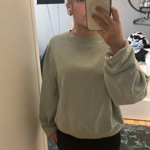 Ljusgrön tröja💗 - Ljusgrön tröja som är lite stor i storleken, den är i storlek S💗