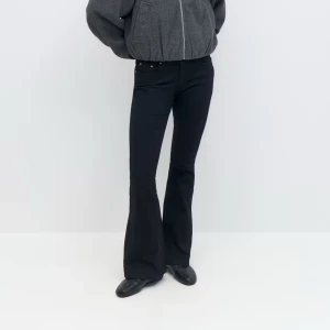 Svarta bootcut jeans - Snygga svarta bootcut jeans med normal passform och mid waist. De är använda många gånger men i gott skick. Jag säljer dom då de inte passar mig längre.