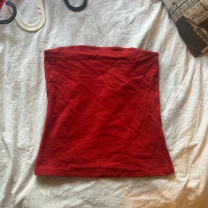 Röd tubtopp från Monki - Aldrig använd. Nypris 99