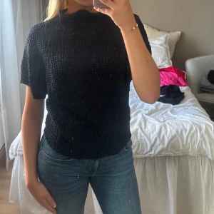 Blå ribbad topp med kort ärm - En mörkblå topp från Zara. Den är storlek L men passar mer som M. Superfint skick.