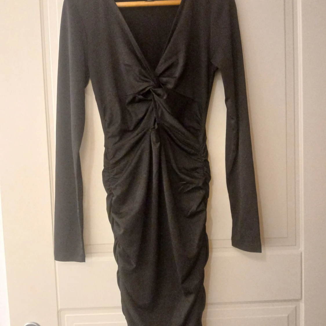 Svart långärmad klänning från Amisu